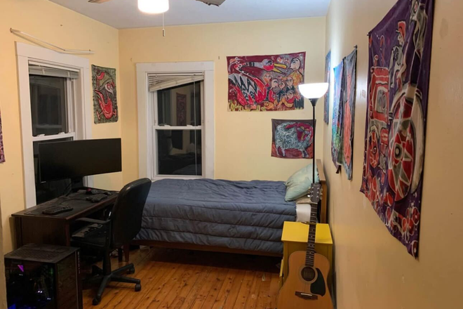 Bedroom - 51 Walnut St, Close to downtown Northampton Apartments