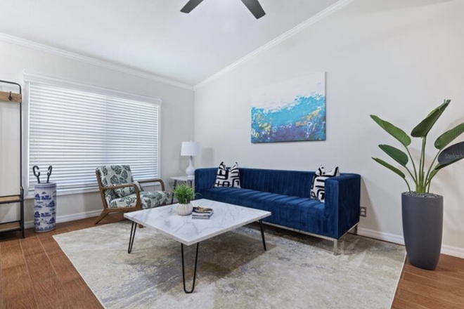 living room with a tv - Student Shared Housing House