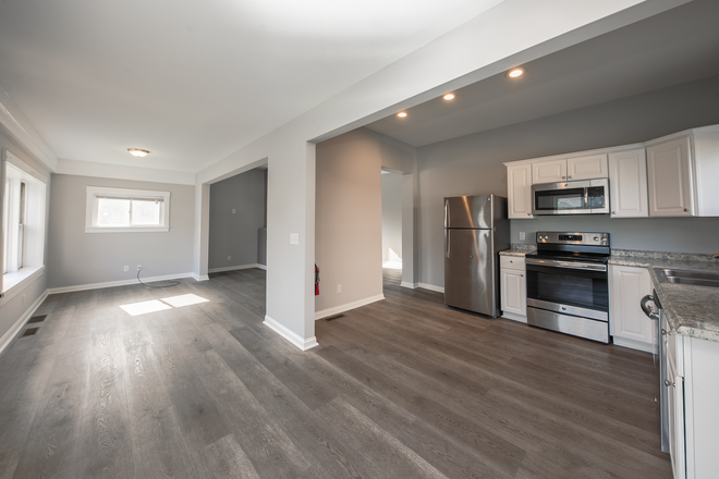 First floor kitchen - Xavier Student Housing: Renovated 7 bedroom house