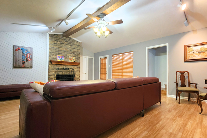 Living Room - Room in House 10 min from Campus