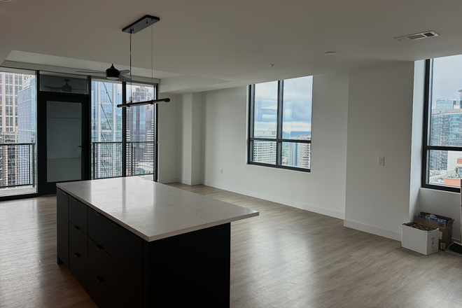 Kitchen & communal space - Momentum Midtown