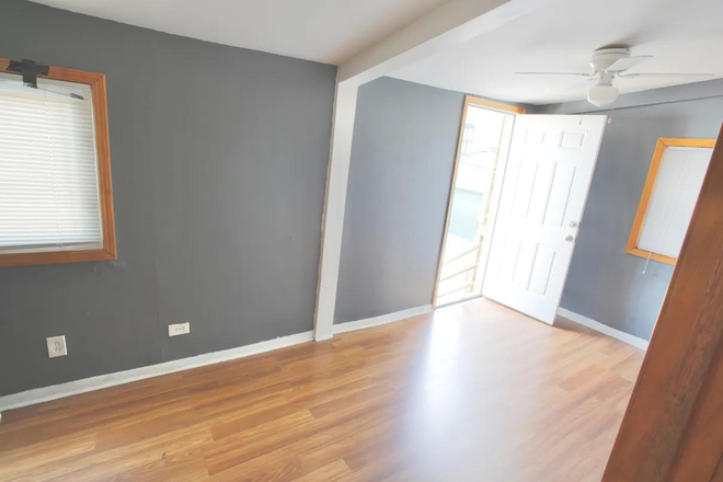 Bedroom - 1 ROOM in 4B1B apartment - $765. 923 S Aberdeen St. Close to UIC east center (5-10min wal