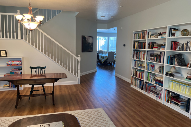 Library/living room - Spacious home with loft in quiet neighborhood