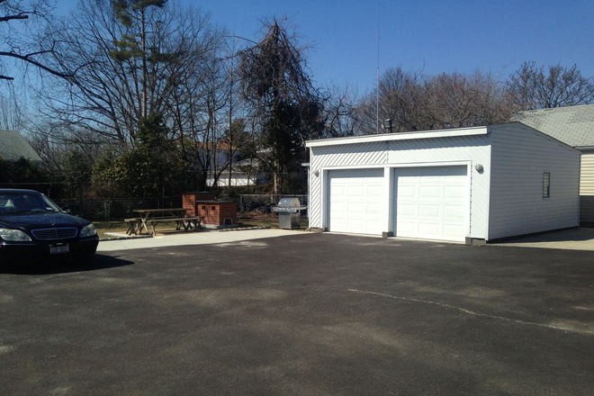 Backyard View - 4 Bedrooms Available for Rent - Walking Distance to the Campus! No Fee for Signing! House