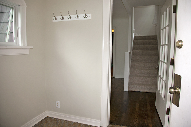 Foyer - Stylish Tudor Duplex Townhouse, 5 mi east of CWRU charming neighborhood lovingly maintained