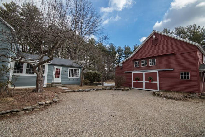Driveway - Lovely home in a lovely rural setting - 15 minutes from Amherst