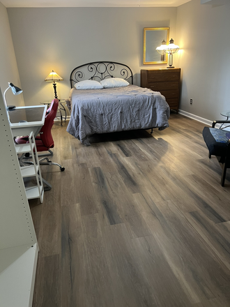 very large bedroom - Large furnished room in my house utilities are included.