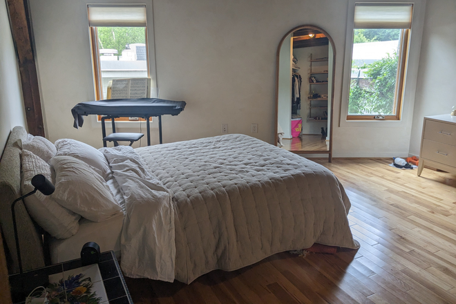 Upstairs bedroom - Townhouse loft, blocks from Duke east campus