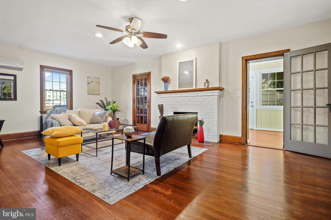 Living room 2 - 5 Bedroom Group House - Great Yard, Deck, and Spacious Interior