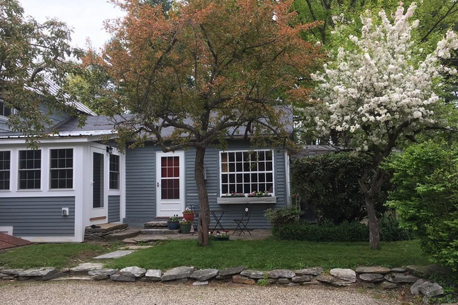 Mudroom and Living room Entrances - Lovely home in a lovely rural setting - 15 minutes from Amherst