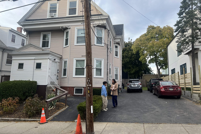 7 car Driveway - 7 Person House, Close to campus, Finished basement, Large driveway/backyard.