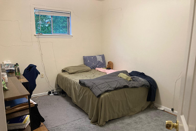 BEDROOM - 10 minute walk to campus, private bedroom in 3-bed single family home