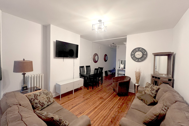 Living Room 1 - Beautiful townhouse under 10 min walk from Homewood campus