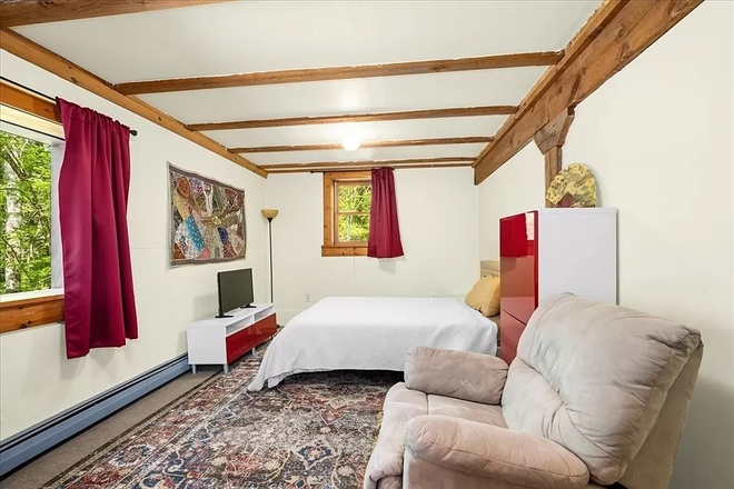Bedroom - 2 Rooms/private bath in beautiful woodland home. 15 min to UMASS
