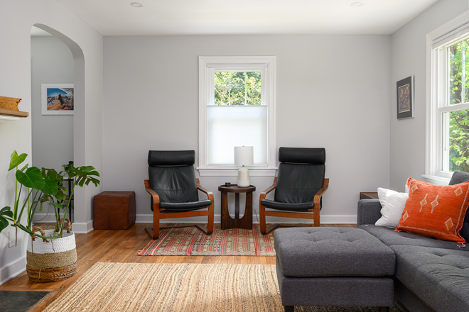 Living room - Lovely two bedroom cottage close to UVA campus and hospital. House