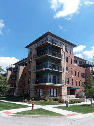 Outside street view - 2bed/2bath - 1 roommate needed (girl) - 912 S Dubuque St. Apartments