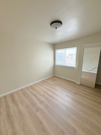 bed - 1 block from Koret Center USF campus