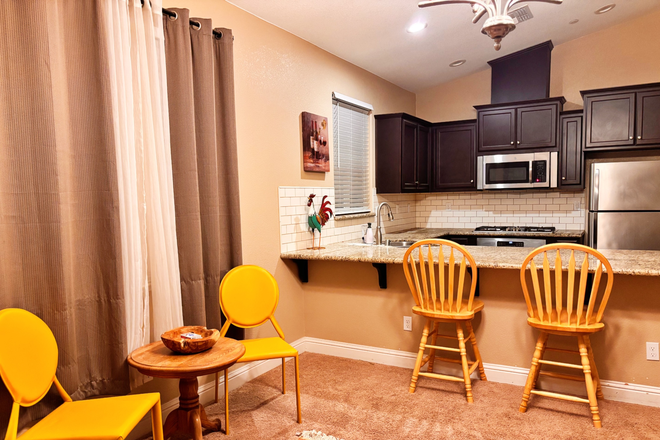 Common area, full kitchen - Room for rent close to campus
