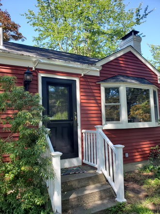 Front entrance to house - Fully furnished basement studio - Quiet neighborhood House