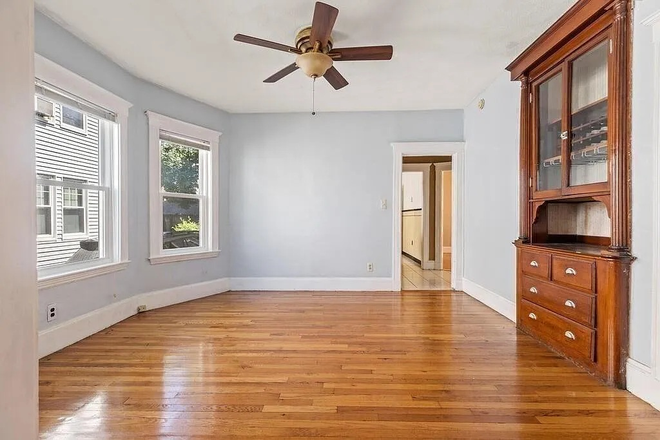 . - Three bed apartment on the first floor avialble now to September!