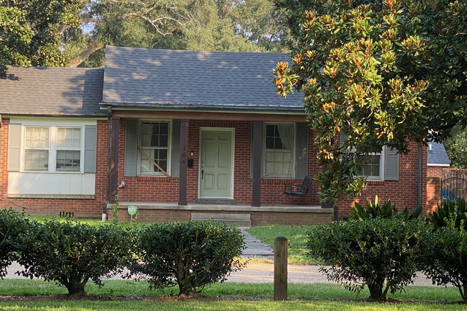 Front - 3 BR 2 BA - Walk or Bike to LSU Campus Available NOW
