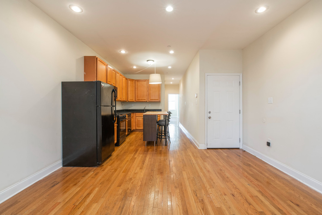 kitchen - Spacious 3 Bedroom - 2 Bathroom Apartment Steps from Campus