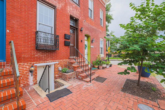 Exterior - 1020 West Barre Street (Brown front door) - Newly Renovated 2 Bed 2.5 Bath in Charming Barre Circle Townhome