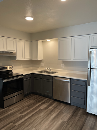 Three Bedroom Renovated - Three Bedroom Units On Ridgeland Apartments