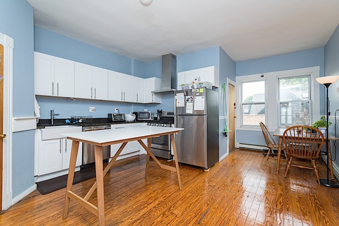 Kitchen - Bright 4-bedroom unit in prime location!