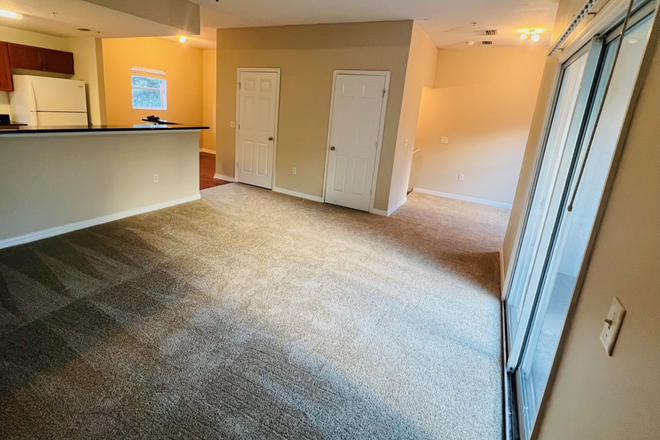 Family room, Dining, Kitchen - *4B/4B/2Car Garage*Utilities bill covered by landlord *In-unit laundry (W/D) *1.2 Mile to U Townhome