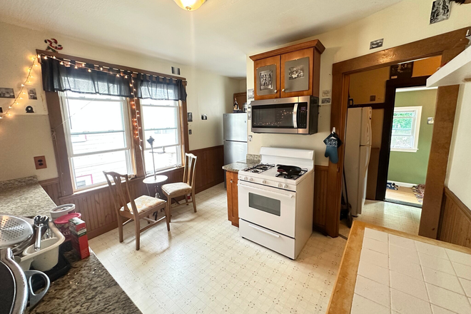 Kitchen - Roommate wanted - close to campus House