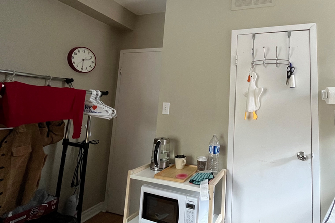 Doors to both entrance and bathroom - Studio/Bedroom in Townhouse