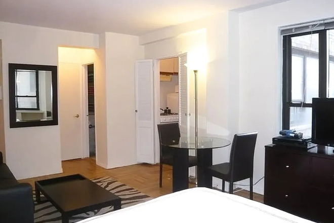 Room - Room for Rent in Home