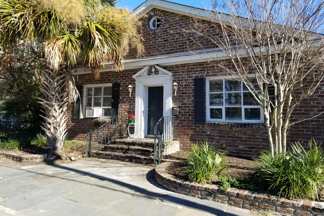 Front of house - Colonial Lake