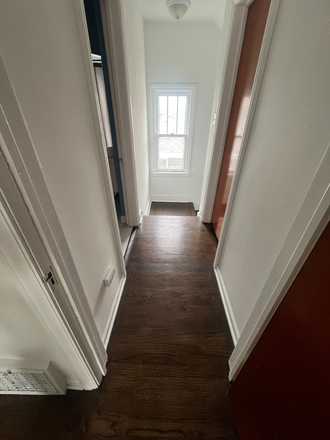 Hallway leading to bathroom and downstairs - 1 bedroom in 3 bedroom hours for rent in the burbs House