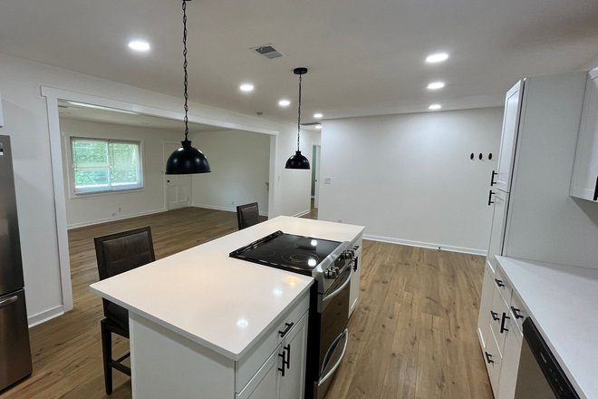 Bathroom - Perfect Student Housing - Completely Furnished House