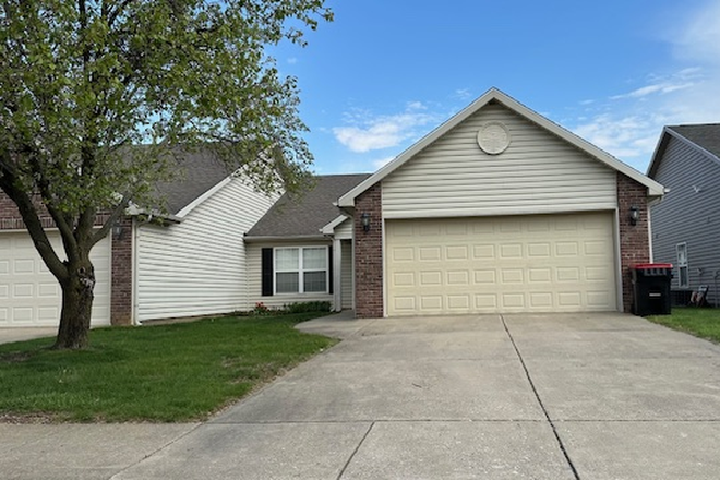 Entryway and 2 car garage - Fully furnished 2 BR, 2 full bath, 2 car garage with patio for rent during 26-27 period. House