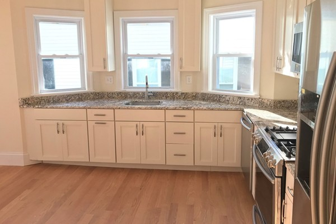 Kitchen - Condo,4beds 3 baths, 2+ Parking, Inman, Union, Central, 2 minutes to a Park