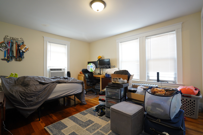 1 - SEPT 2025-Sweet Cambridge 4 bed, 2 bath, w/ office & Parking! No Fee! Apartments