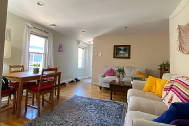 Living room - 3 BR, central AC, 1bath duplex, with off-street parking for rent Apartments