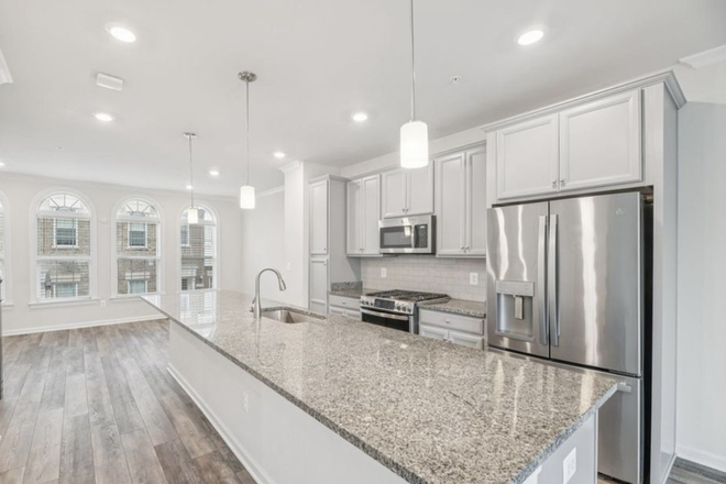 Kitchen with long island perfect for hosting friends and cooking. - 5 bedroom 5 bath townhome