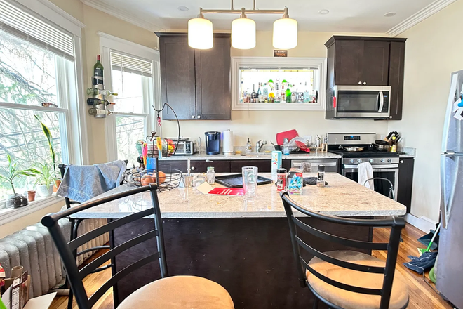Call NOW for showings! 617-236-8600 - GLENLEY TERR - *NO FEE* HUGE TOP FLR DUPLEX 6BR AVAIL *9/1/2026* W/ IN UNIT LNDRY, DW, 3 BATHS, A/C
