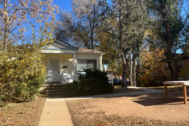 front of house - Charming College House on the Hill