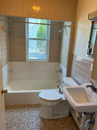 Tiled bath - 474 Windsor #2 Apartments