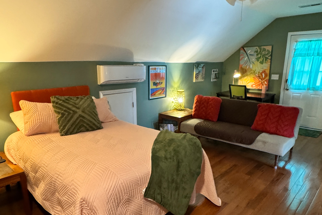 Bed private entrance - Garage studio apartment in Ogden