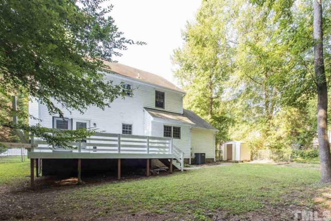 Outside View - back - Cozy Room For Rent Near Duke House