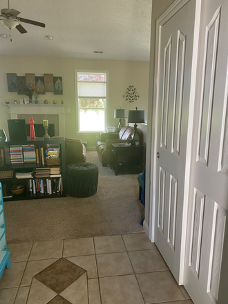 Entry - Quiet neighborhood, with bus service to campus House