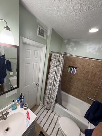 regular full bathroom - Harwood Apartments, close to campus