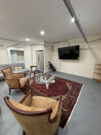 1 - Off Campus Student Towmhome for rent 9/1 FULL BASEMENT WITH WETBAR AND TV