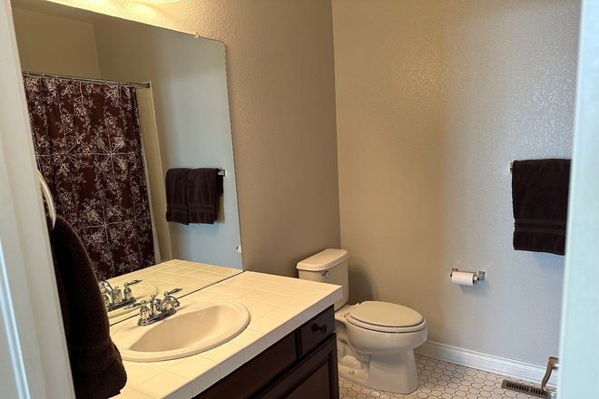 Private Bath - 2 Room Private Suite in shared 2 story modern house close to Anschutz